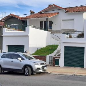 un coche plateado estacionado frente a una casa en Altos de Quintana Alojamiento compartido en Tandil