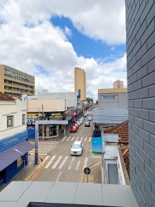 uma vista aérea de uma rua da cidade com carros em Hotel Central de Anápolis em Anápolis