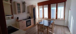 - une cuisine avec une table et des chaises dans la chambre dans l'établissement A casa di Mirco, à Viverone