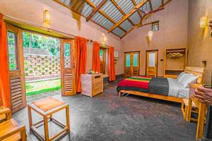 贝尔高姆The Orchard Resort的一间卧室配有带橙色窗帘的床