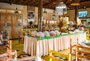 una mesa larga con comida en una habitación en Pousada Portal da Concha, en Itacaré