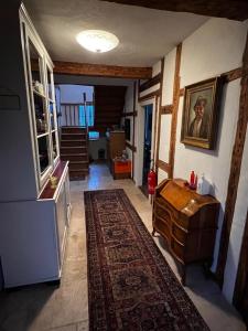 ein Wohnzimmer mit einem Tisch und einem Teppich in der Unterkunft Gästezimmer Grundmühle in Nordheim vor der Rhön
