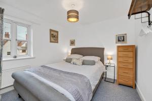 Un dormitorio con una cama grande y una ventana en 10 St Edmundsbury Mews en Bury Saint Edmunds