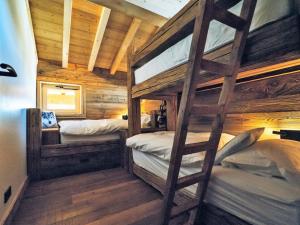 1 Schlafzimmer mit 2 Etagenbetten in einer Hütte in der Unterkunft Chalet Les Gets, 6 pièces, 11 personnes - FR-1-598-66 in Les Gets