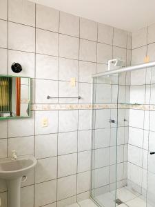 a bathroom with a shower and a sink at Hotel Central de Anápolis in Anápolis