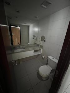 y baño con aseo y lavamanos. en FLAT BEACH CLASS INTERNATIONAL APTo 808, en Recife