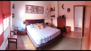 een slaapkamer met een bed met twee teddyberen erop bij Agradable chalet con piscina en Sierra d'Espadan in Tales
