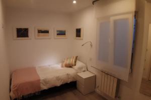 een slaapkamer met een bed en wat foto's aan de muur bij LOVINBurgos Amarás Burgos y volverás in Burgos