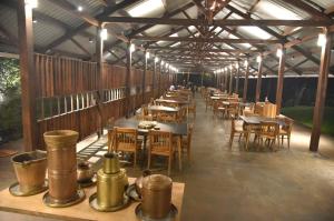 贝尔高姆The Orchard Resort的餐厅里的一排桌椅