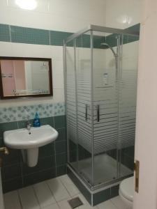 bagno con doccia in vetro e lavandino di Dream Home ad Amman