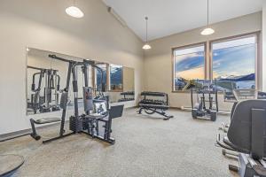 Spordikeskus ja/või sportimisvõimalused majutusasutuses Attractive Downtown Condo! Hot Tub, Mountain Views managed by Little Sister Getaways