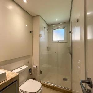 Ένα μπάνιο στο Apto Luxo Centro Gramado +34 φωτογραφίες