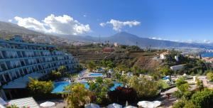 um resort com piscina e um edifício em Residencial La Quinta Park Suites em Santa Úrsula