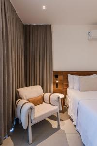 pokój hotelowy z 2 łóżkami i 2 krzesłami w obiekcie Triângulo Noronha w mieście Fernando de Noronha