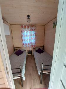 Giường trong phòng chung tại Domki Brzózki Kosewo