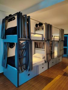 een kamer met 3 stapelbedden in een kamer bij Capt. Mount Stays in Rishīkesh