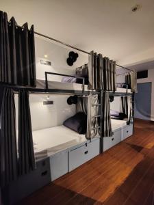 een kamer met twee stapelbedden in een kamer bij Capt. Mount Stays in Rishīkesh