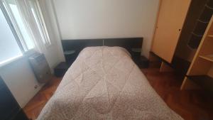 Dormitorio pequeño con cama con edredón en Cozy apartamento en Belgrano en Buenos Aires