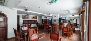 une salle à manger avec des tables et des chaises dans un restaurant dans l'établissement Hotel Zaraya, à Cúcuta