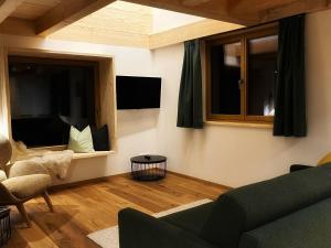 - un salon avec un canapé et 2 fenêtres dans l'établissement Mächlerhof, 