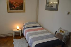 ein Schlafzimmer mit einem Bett und einer Kerze auf einem Tisch in der Unterkunft Apartment Ljubljana Marsh Nature Park 
