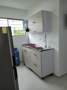 Una cocina o zona de cocina en Apartamentos São Paulo Coveñas