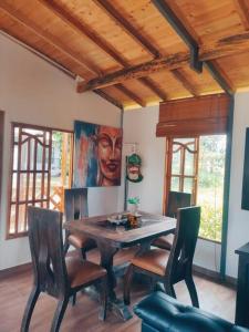 comedor con mesa de madera y sillas en Espectacular Casa-Bonobo house al lado del rio en Acacías