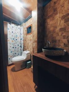 y baño con lavabo, aseo y ducha. en Espectacular Casa-Bonobo house al lado del rio en Acacías