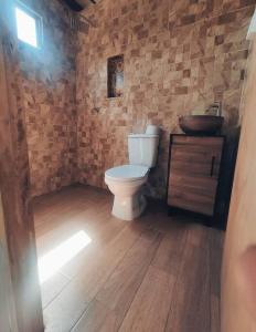 y baño con aseo y lavamanos. en Espectacular Casa-Bonobo house al lado del rio en Acacías