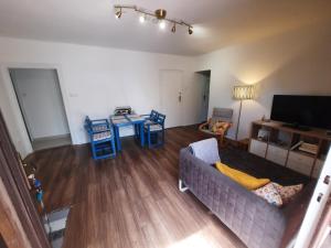 an overhead view of a living room with a couch and a table at Füge Vendégház Csopak in Csopak