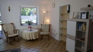 una stanza con un tavolo e due sedie e una finestra di FeWo Lienen a Lienen