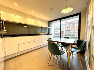 Köök või kööginurk majutusasutuses Luxury Apartment Next to the Beach New 2 Bedroom - Great Location - Fast WiFi - Smart TV - sleeps up to 4! Close to Purbeck, Corfe Castle, Sandbanks, Poole & Bournemouth