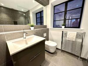 Vannituba majutusasutuses Luxury Apartment Next to the Beach New 2 Bedroom - Great Location - Fast WiFi - Smart TV - sleeps up to 4! Close to Purbeck, Corfe Castle, Sandbanks, Poole & Bournemouth