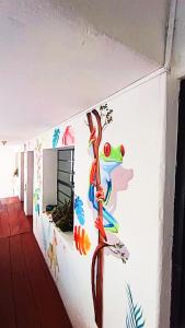 een muur met een hagedis erop geschilderd bij Native Soul Guesthouse in Cuzco