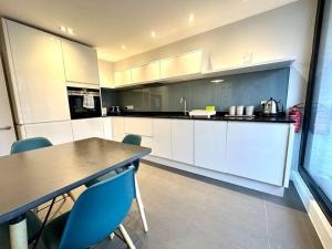 Köök või kööginurk majutusasutuses Luxury Apartment Next to the Beach New 2 Bedroom - Great Location - Fast WiFi - Smart TV - sleeps up to 4! Close to Purbeck, Corfe Castle, Sandbanks, Poole & Bournemouth