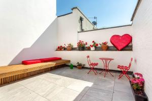 un balcón con un banco y un corazón rojo en la pared en Roof garden house, en Brighton & Hove