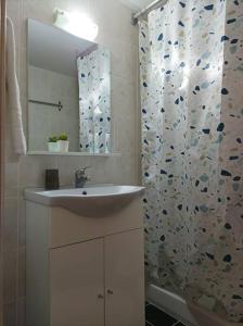 bagno con lavandino e doccia con specchio di Comfy Cozy Iksia a Ixiá