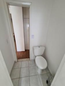 uma pequena casa de banho com WC num quarto em Petrópolis. Centro em Petrópolis