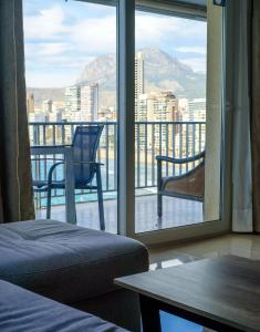 ベニドルムにあるPortofino Marのベッド1台、景色を望むバルコニーが備わる客室です。