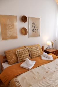 ein Schlafzimmer mit einem Bett mit zwei Handtüchern darauf in der Unterkunft Bohome apartman - FREE PARKING in Vranje