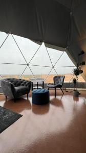 uma sala de estar com dois sofás e uma tenda grande em Hvítuborgir em Minni-Borg