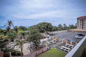 - une vue sur un parking depuis le balcon d'un hôtel dans l'établissement 17 Stella Maris Seaside @ Van's, à Amanzimtoti