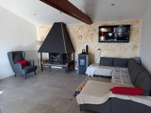 ein Wohnzimmer mit Sofa und Fernseher in der Unterkunft Ducourneau Grimaldi in Moltifao