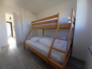 1 dormitorio con 2 literas con sábanas blancas en LES LANDES, en Saint-Michel-Chef-Chef