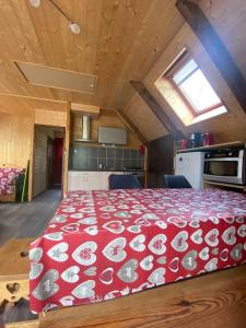 1 dormitorio con 1 cama roja en una casa en Chalet cosy, belle vue, dans le massif du Vercors, en Lans-en-Vercors