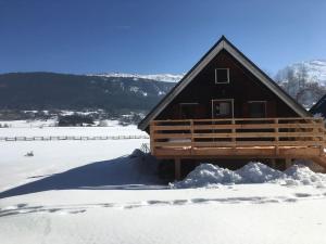 ein Blockhaus mit einem Stapel Schnee davor in der Unterkunft Chalet cosy, belle vue, dans le massif du Vercors in Lans-en-Vercors