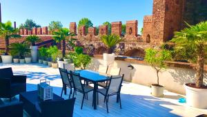 a patio with a table and chairs and a building at CA' DEL SOLE - Attico Panoramico in Centro Storico in Montagnana