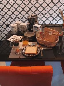 una mesa con un plato de comida y un pastel en El hotel de Verdiago, en Verdiago