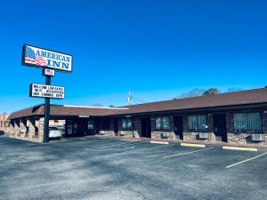 an empty parking lot in front of an airport inn at AMERICAN INN Stevenson in Stevenson