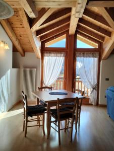 SirorにあるCasa Heidiのテーブルと椅子のあるダイニングルーム